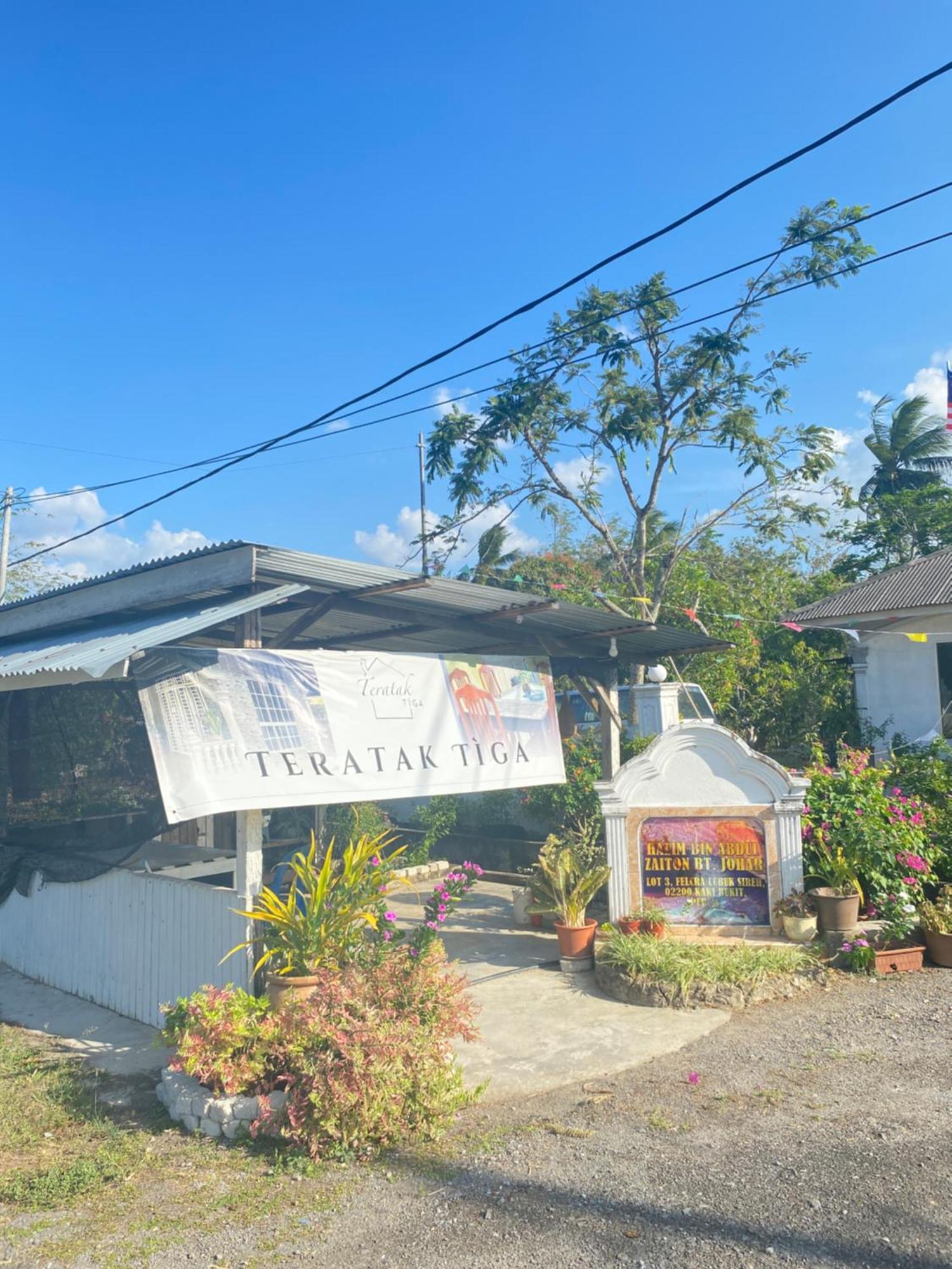 Teratak Tiga Homestay Padang Besar Kaki Bukit Bagian luar foto